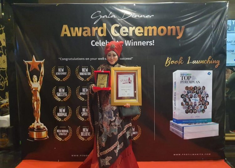 Lisda Hendrajoni anggota DPR RI Fraksi NasDem saat menerima dua penghargaan sekaligus dari pusat Rekor Indonesia yang berlangsung di Aston Priority Simatupang Hotel, pada Jum’at (28/8) malam. IST