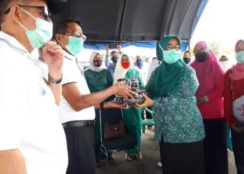 Gubernur Sumatera Barat Irwan Prayitno didampingi Wagub Nasrul Abit menghadiri Gebrakan Bersama Pakai Masker (Gebrak Masker) di Sumbar yang dipusatkan di Danau Cimpago Padang Selasa (17/8/2020). HUMAS