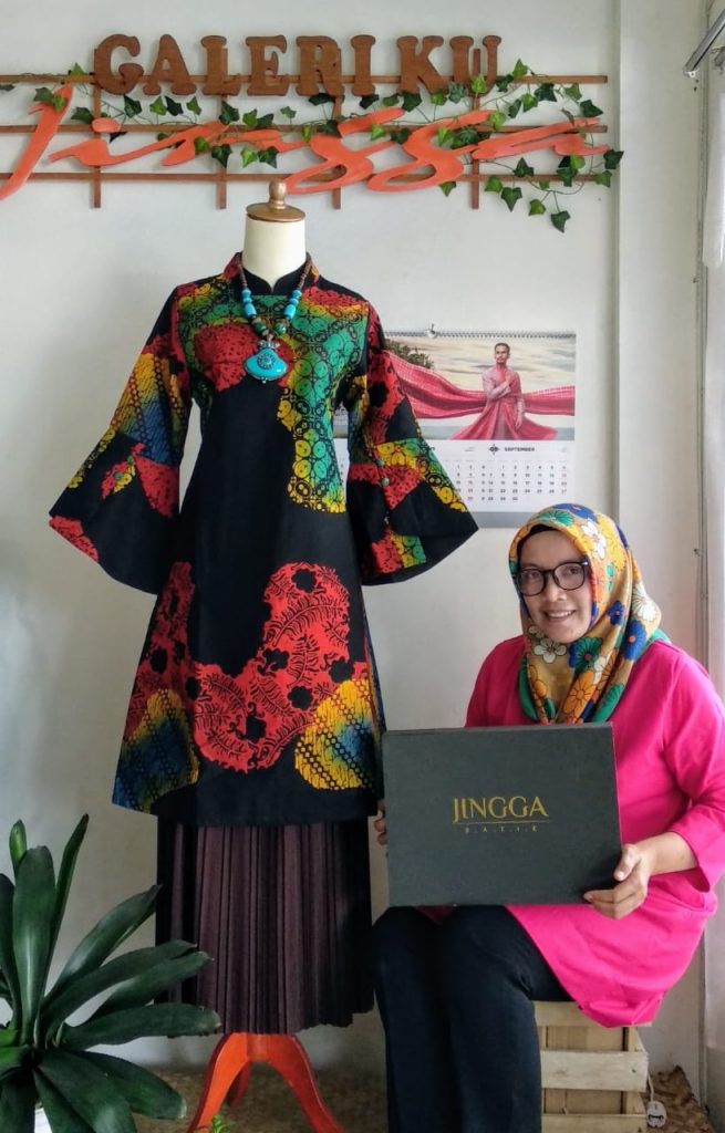 Butik Jingga Memperkenalkan Keindahan Batik Minang