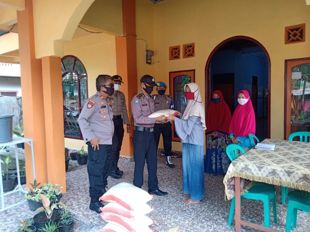 Polsek Nan Sabaris  Salurkan Bansos Polri