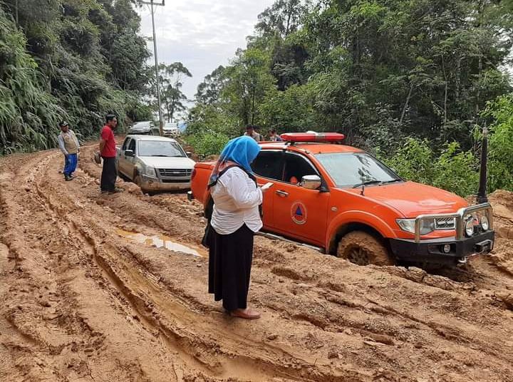 Kendaraan romobongan Pemprov Sumbar melalui salah satu titik jalan menuju Nagari Garabak Data, Kabupaten Solok, yang masih kubangan lumpur Senin (10/8/2020). IST