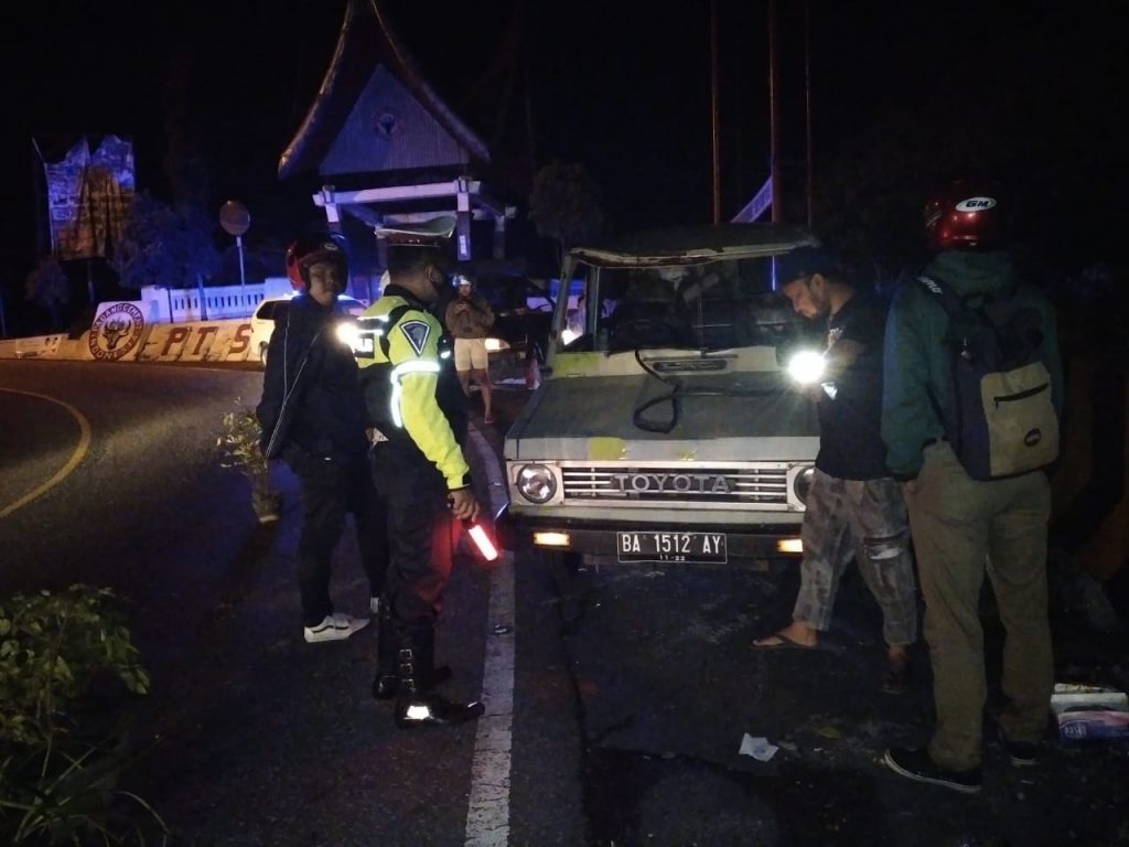 Minibus Hantam Pembatas Jalan di Padang Panjang
