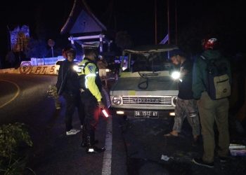 Petugas kepolisian melakukan evakuasi dan olah Tempat Kejadian Perkara (TKP) kecelakaan yang terjadi di Bukit Berbunga, Jalan Lintas Padang-Bukittinggi, Kota Padang Panjang, Rabu (26/8/2020) malam. IST