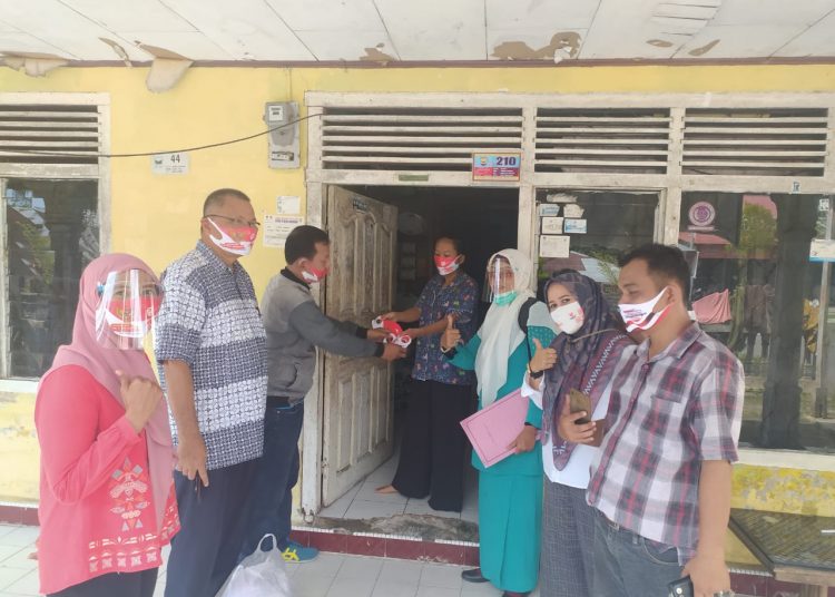 Pemerintah Desa toboh Palabah bagi-bagi ribuan masker untuk warganya. IST
