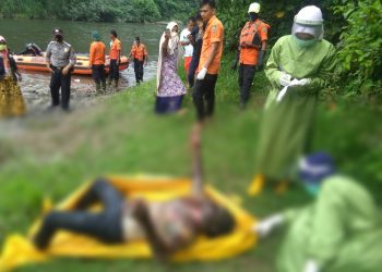 Tim medis tengah melakukan visum luar terhadap mayat yang ditemukan mengapung di Sugai Batang Mangoi Lubuk Ringan-Ringan sekitar pukul 14.15 WIB Rabu (5/8), Nagari Bisati, Kecamatan VI Koto Sungai Sariak. YUHENDRA.