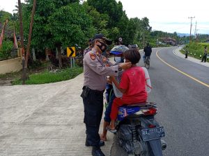 Sambut HUT RI ke-75, Polsek Nan Sabaris Bagi Bendera dan Ratusan Masker