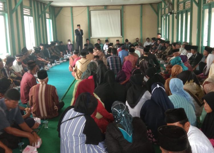 Rajo Adat Pelangai, Marwan Tuanku Sutan Pariaman memberi sambutan saat kedatangan Tim Ahli Konsolidasi Kelembagaan Adat Sumatera Barat. IST