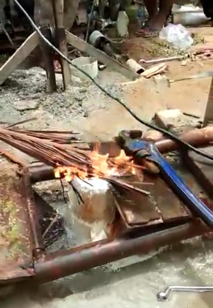 Sumur Bor Pamsimas di Pesisir Selatan Ini Menyemburkan Gas dan Api