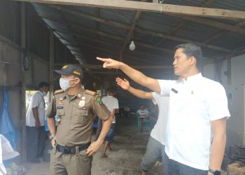 Tim SK4 melakukan penertiban tambak udang yang tidak memiliki izin dari Pemerintah Padang Pariaman di Ulakan Tapakis dan Batang Anai, Rabu (26/8/2020).  KHAIRUL