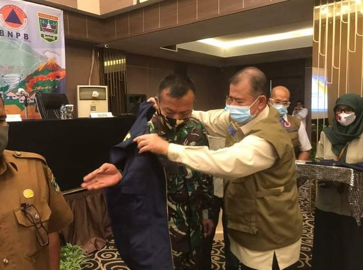 Wakil Gubernur Sumbar, Nasrul Abit, saat membuka acara simulasi penanggulangan bencana pada masa pandemi Covid-19 Tahun 2020 di Provinsi Sumbar Selasa (25/8), di salah satu hotel di Padang. HUMAS