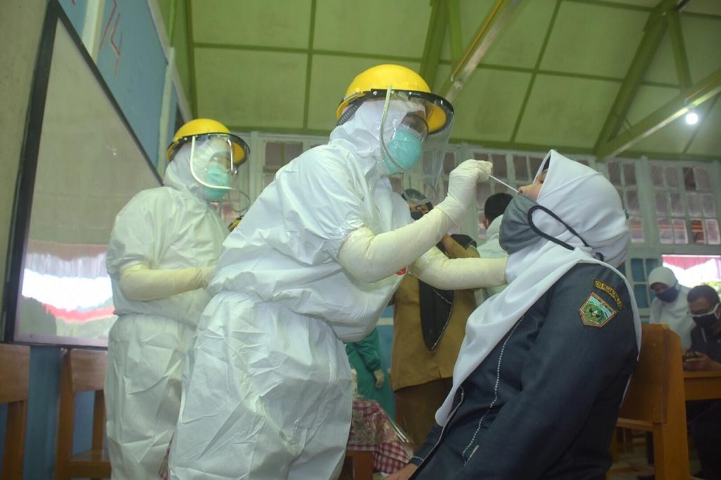 Kamis Belajar Tatap Muka, Guru SMP se-Padang Panjang Jalani Tes Swab