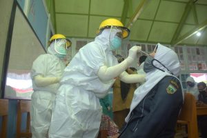 Kamis Belajar Tatap Muka, Guru SMP se-Padang Panjang Jalani Tes Swab