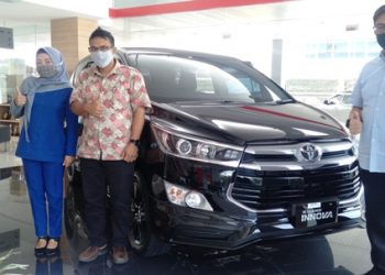Kepala Cabang Auto2000 Khatib Sulaiman Padang Nur Imansyah Tara memamerkan Kijang Innova TRD Sportivo Limited, Selasa (25/8). Dua varian MPV terbaru Toyota  sudah bisa dipesan di showroom tersebut. WINDA
