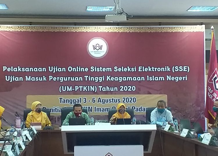 Rektor Universitas Islam Negeri (UIN) Imam Bonjol (IB) Padang, Prof.Dr.H.Eka Putra Wirman,LC ,MA, saat rapat bersama para jajarannya terkait pelaksanaan ujian masuk. WINDA