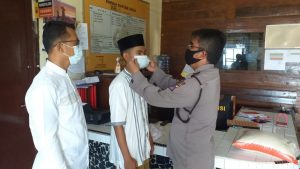 Bantu Warga Terdapak Corona, Polsek Nan Sabaris Bagikan Beras