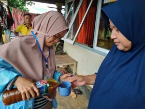 Aktif Cegah Corona, Mahasiswi Unri Ini Bagikan Jamu ke Warga Halaban