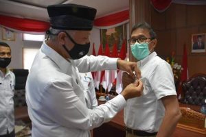 Jadi Tokoh Masyarakat Kota Padang, Gubernur Sumbar Dapat Pin Emas