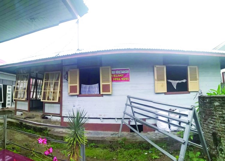 Pemilik salah satu rumah kos di lingkungan kampus UIN Imam Bonjol Padang, kembali memasang penanda merek “dikontrakkan” setelah mahasiswa yang sebelumnya menghuni rumah tersebut tak lagi memperpanjang masa sewa, Kamis (17/9/2020). RIGA FIRDAUS
