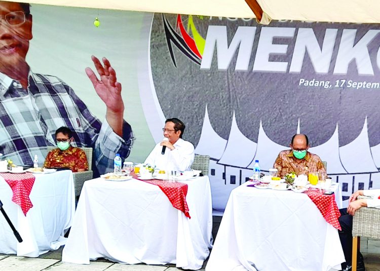 Menkopolhukam Mahfud MD, saat menjawab pertanyaan awak media dan warganet dalam acara Ngopi Basamo di Hotel Pangeran Beach Kota Padang, di sela kunjungan kerjanya ke Sumbar, Kamis (17/9/2020). HAMDANI