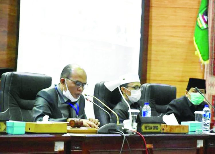 Ketua DPRD Sumbar Supardi (paling kiri), saat memimpin Sidang Paripurna beberapa waktu lalu. Ia menekankan, bahwa DPRD Sumbar akan mengawal ketat anggaran stimulus untuk UMKM dalam APBD-Perubahan 2020. IST