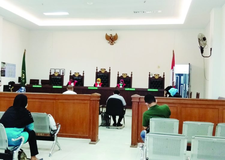 Majelis Hakim Pengadilan Tipikor PN Padang menjatuhkan vonis penjara untuk tiga terdakwa kasus dugaan korupsi proyek Tribun Lapangan Merdeka, Kota Solok, dalam sidang putusan di PN Padang, Kamis (10/9/2020). WINDA