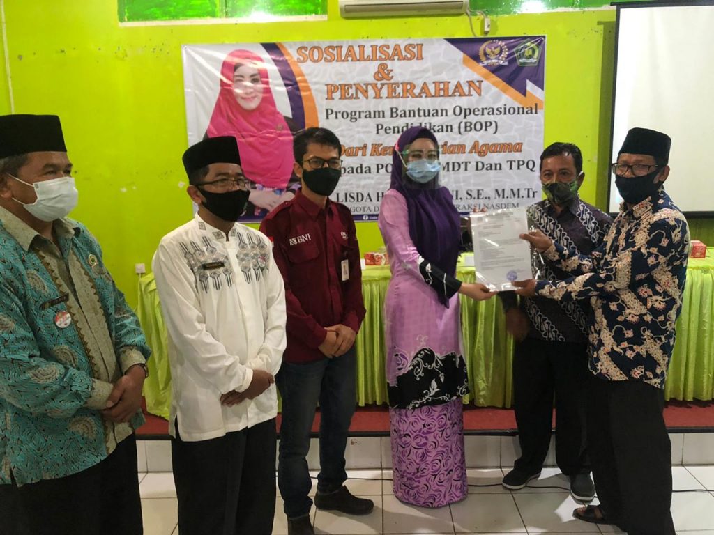Lisda Hendrajoni Serahkan BOP untuk MDTA dan TPQ