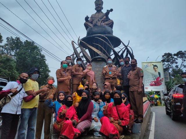 Bupati Hendrajoni didampingi sejumlah pejabat terkait, saat menandatangani prasasti Tugu Babiola tepatnya di simpang tiga Bukit Putus Painan, Kecamatan IV Jurai, Senin (21/9/2020). OKIS