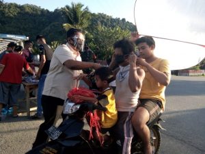 Pemuda Painan Timur Bagikan 300 Masker di Jalan