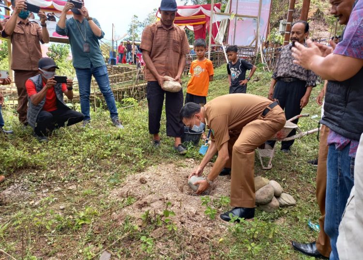 Bupati Hendrajoni meletakan batu pertama pertanda dimulainya pembangunan tower BTS di Kampung Ampalu, Nagari Gantiang Mudiak Selatan Surantih, Kecamatan Sutera, Selasa (22/9/2020). OKIS