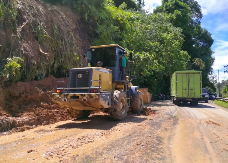 Satu unit Bulldozer terlihat membersihkan material longsor di Bukit Pulai, pascabanjir yang melanda Kecamatan Batangkapas, Rabu (23/9/2020). IST