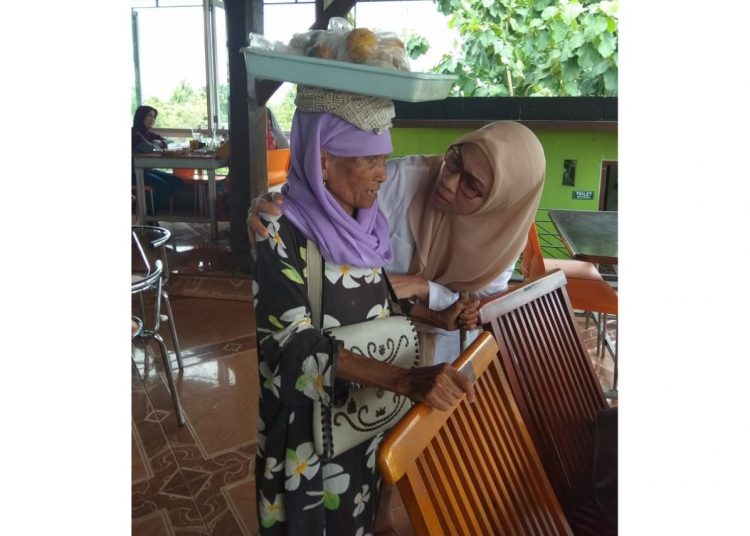 Tokoh Perempuan Minang Edriana, berbincang dengan salah seorang ibu yang masih berdagang keliling di usia tak lagi muda, di sela aktivitas sosialiasinya di Sumbar beberapa waktu lalu. IST