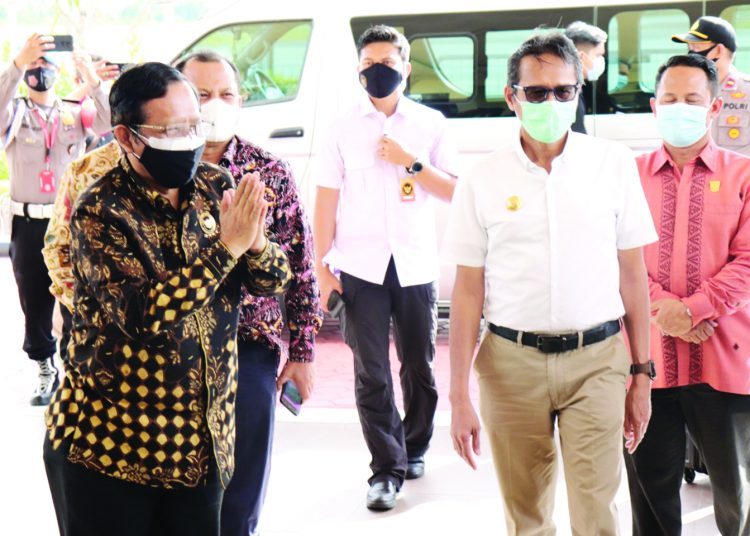 Menkopolhukam Mahfud MD (kiri) disambut Gubernur Sumbar Irwan Prayitno begitu mendarat di Bandara Internasional Minangkabau dalam rangka kunjungan kerja selama dua hari di Sumbar, Rabu (16/9/2020). IST/HUMASPROV