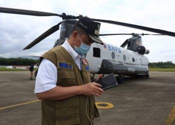 Wakil Gubernur Sumbar, Nasrul Abit, saat bersiap menaiki helikopter yang akan menyalurkan sarpras Covid ke daerah di Sumbar Rabu (16/9/2020). IST