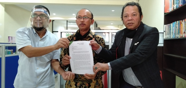 IAPI yang didampingi kuasa hukumnya Miko Kamal memperlihatkan laporan ke Mapolda Sumbar tentang dugaan adanya akuntan publik ilegal, Senin (31/8/2020) di Kopi Seduh Permindo. WINDA