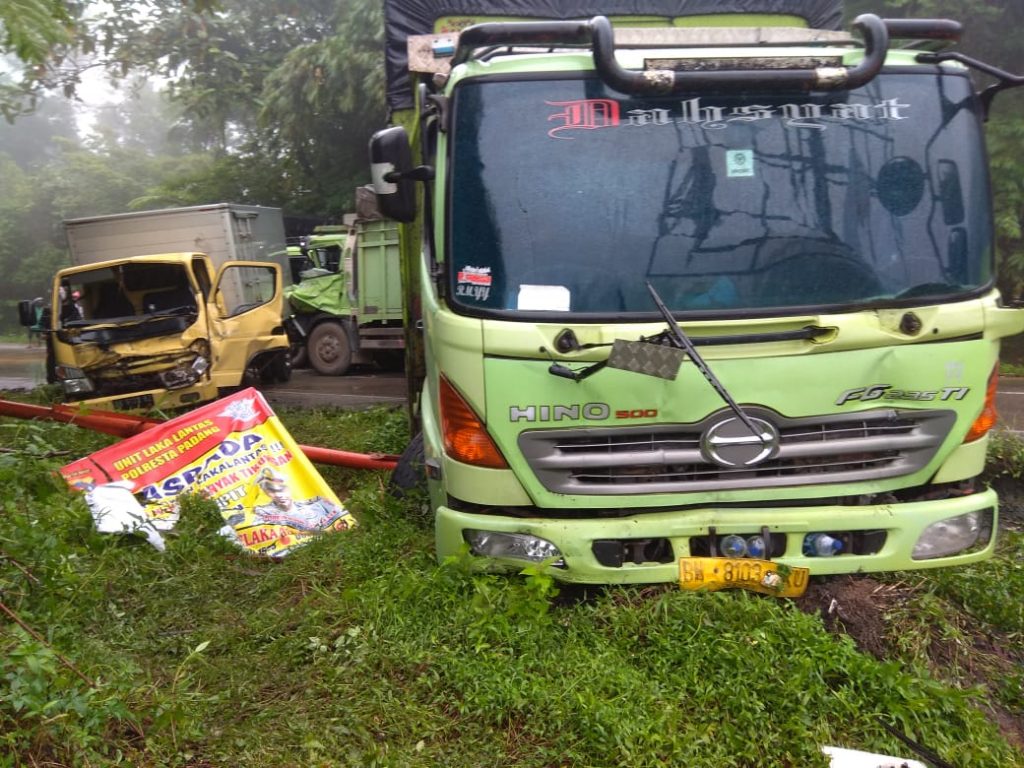 Rem Blong, Truk di Sitinjau Ini Hantam 3 Mobil