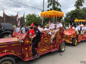 Naik Kereta Kencana, M Rahmad-Asyirwan Diantar Andre dan Fadlizon ke KPU