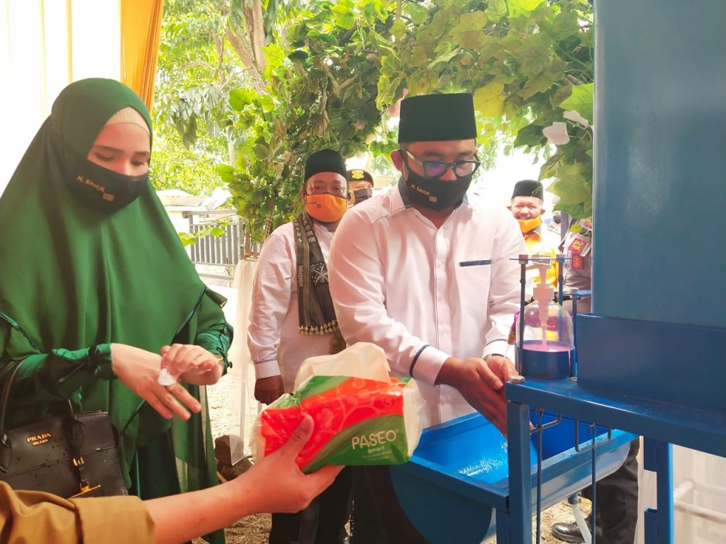 Erick Hariyona-Syawal Syuro Daftar ke KPU Pasbar Tanpa Mengerahkan Massa dan Hanya Didampingi Istri dan Ibunda, Ini Alasannya