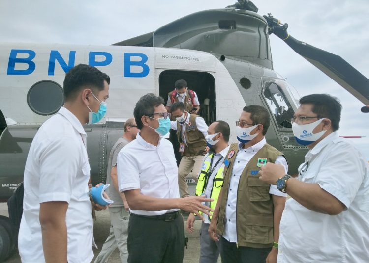 Gubernur Sumbar Irwan Prayitno, bersama Direktur Dukungan Infrastruktur Darurat BNPB Budi Erwanto, dan Kalaksa BPBD Sumbar Erman Rahman, di hadapan Helikopter Chinook yang baru saja mendarat di BIM, Rabu (09/09/2020). JULI ISHAQ