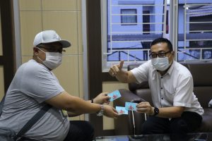 BRI Serahkan BRIZZI untuk Gugus Tugas Covid-19 Sumbar