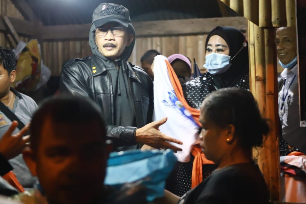 Bupati Pesisir Selatan Hendrajoni Berserta Istri Temui Masyarakat Terdampak Banjir