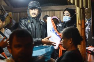 Bupati Pesisir Selatan Hendrajoni Berserta Istri Temui Masyarakat Terdampak Banjir