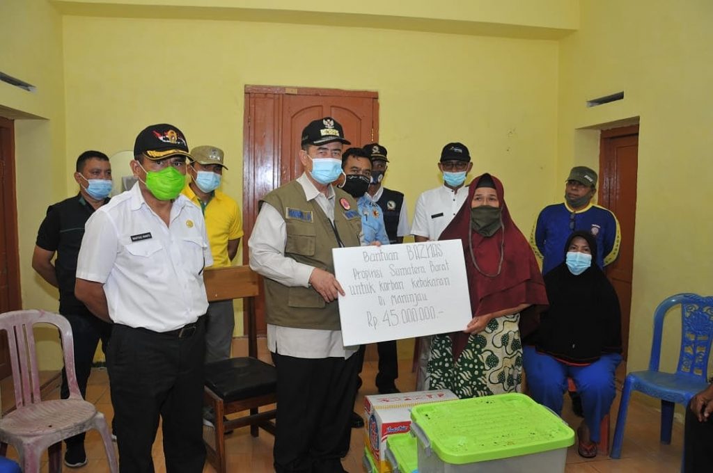 Nasrul Abit Antar Bantuan Tunai Pemprov untuk Korban Kebakaran di Pasar Maninjau