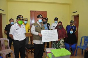 Nasrul Abit Antar Bantuan Tunai Pemprov untuk Korban Kebakaran di Pasar Maninjau