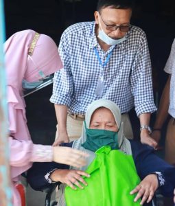 Bersama Istri, Bupati Hendrajoni Kunjungi Marjohan dan Dasmi di Koto XI Tarusan