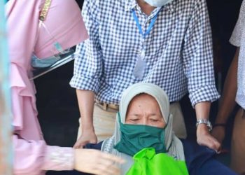 Bupati Hendrajoni beserta istri saat menyerahkan bantuan kursi roda kepada masyarakat berkebutuhan khusus di Kecamatan Koto XI Tarusan. OKIS