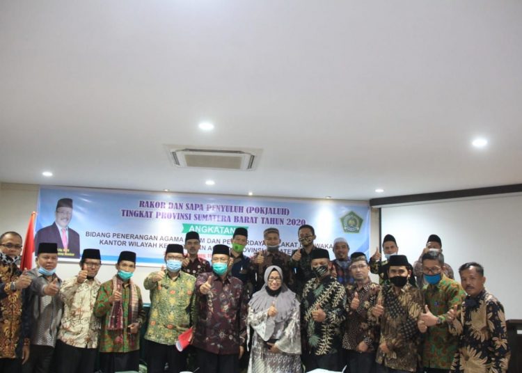 Kepala Kanwil Kemenag Sumbar (tengah depan) bersama pelaksana dan peserta Pokjaluh Angkatan 1 di lingkungan Kanwil Kemenag Sumbar di Padang, Jumat (11/9/2020). IST/HUMAS