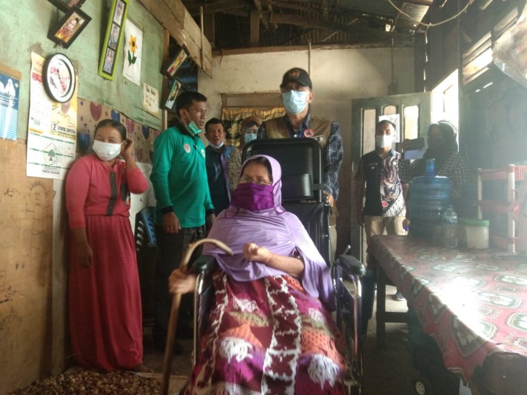 Lumpuh 12 Tahun, Nurhayati Dapat Kursi Roda Dari Bupati Hendrajoni