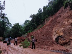Material Longsor Timbun Jalan Sumbar-Riau, Begini Kondisinya