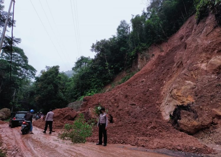 Hujan deras yang mengguyur Limapuluh Kota sejak dua hari terakhir menyebabkan terjadinya tanah longsor di jalan nasional Sumbar-Riau Senin (21/9/2020). IST