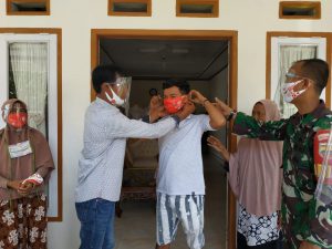 Ribuan Masker Dibagikan untuk Warga Desa Kampung Kandang